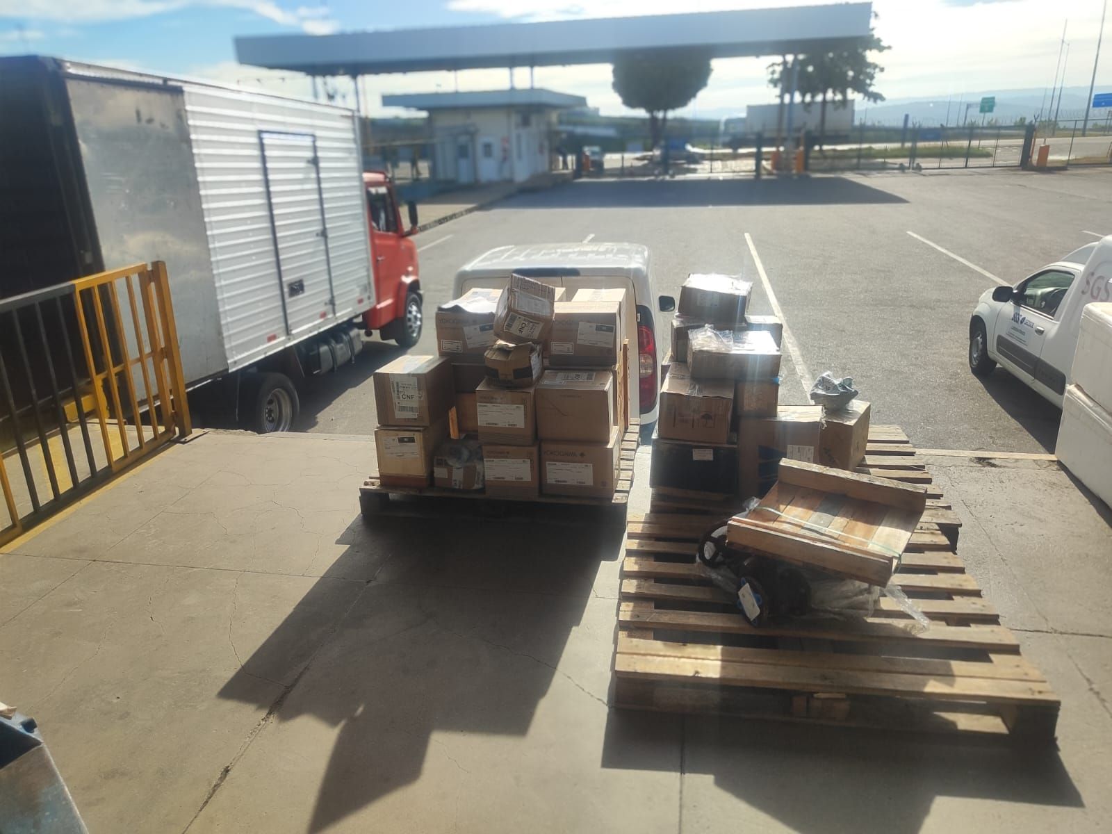 Carregamento em doca com pallets prontos para transporte