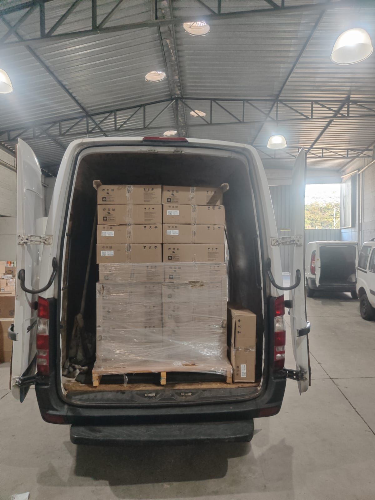 Van da EDROSE LOGÍSTICA totalmente carregada com mercadorias