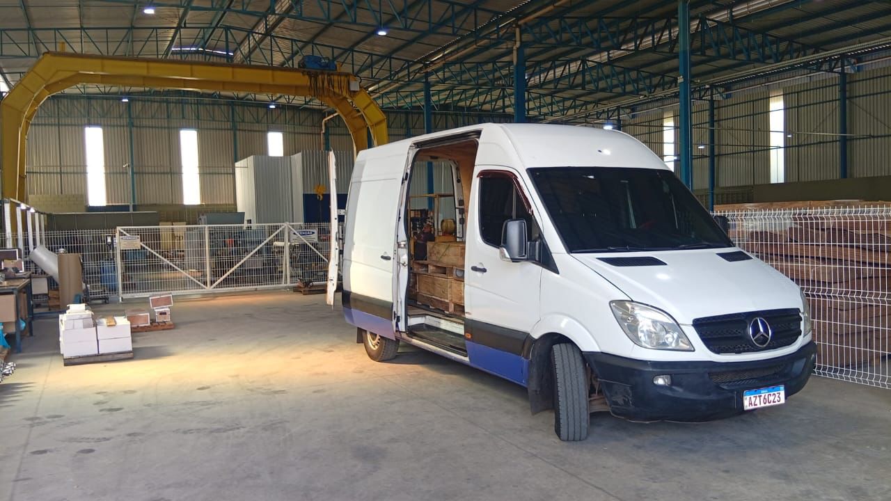 Van da EDROSE LOGÍSTICA carregada dentro do galpão